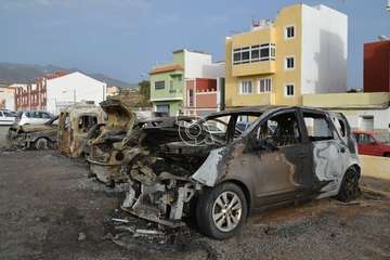 Cinco vehículos calcinados un incendio intencionado en un solar de El Ejido-Telde/TA.